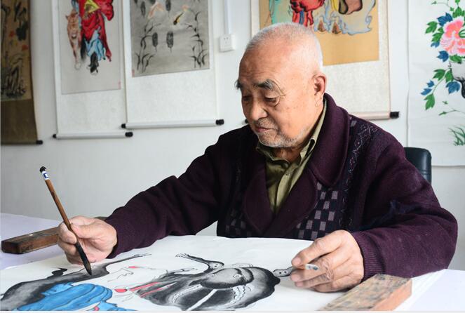 聊城：非遗画家董友环近百种画作展现中堂画之美
