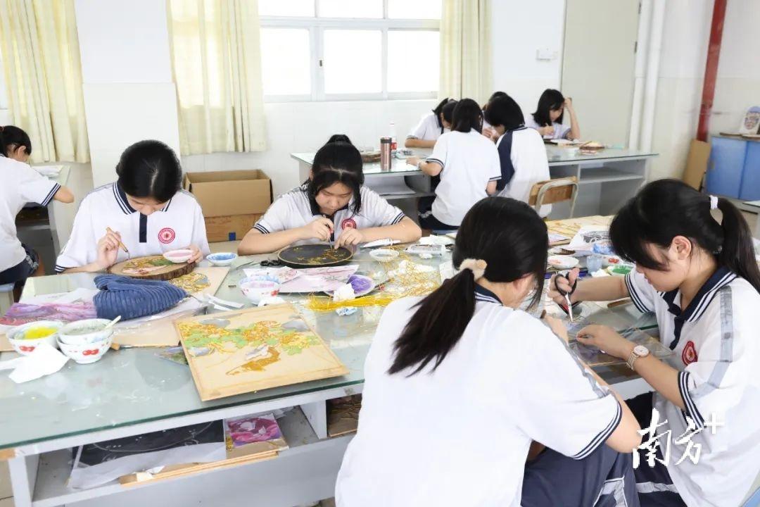 传承指尖上的艺术 ！揭秘中堂景泰蓝画特色教学